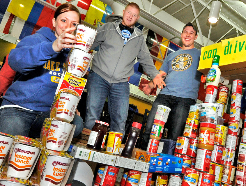 Lakers help each other by filling the campus pantry